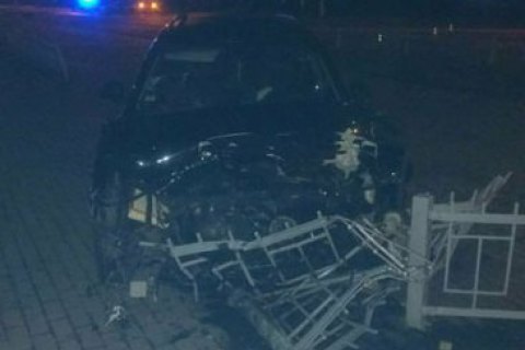 В Ровно после тройного ДТП автомобиль врезался в остановку, две женщины получили травмы