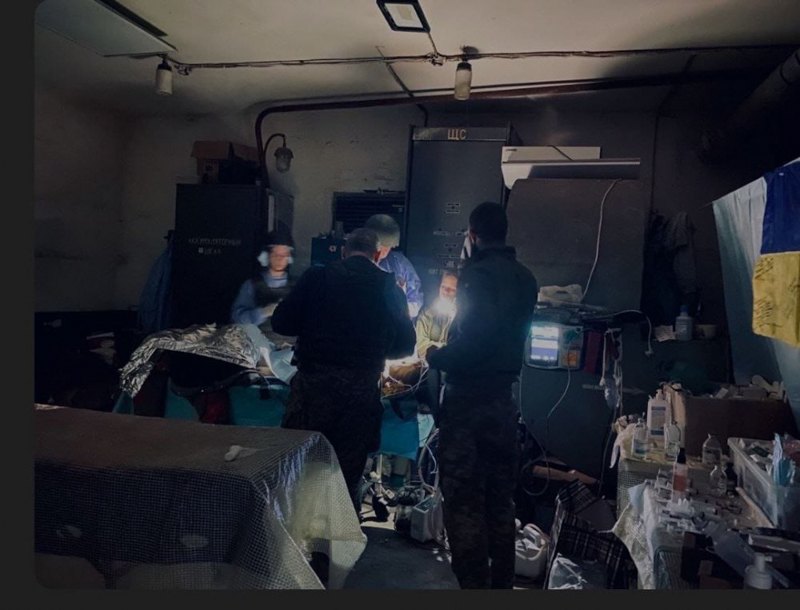 Лікарі надають допомогу пораненим на ‘Залізяці’, Азовсталь.