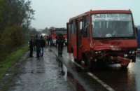 В  результате столкновения маршрутки и легковушки во Львовской области погибло два человека