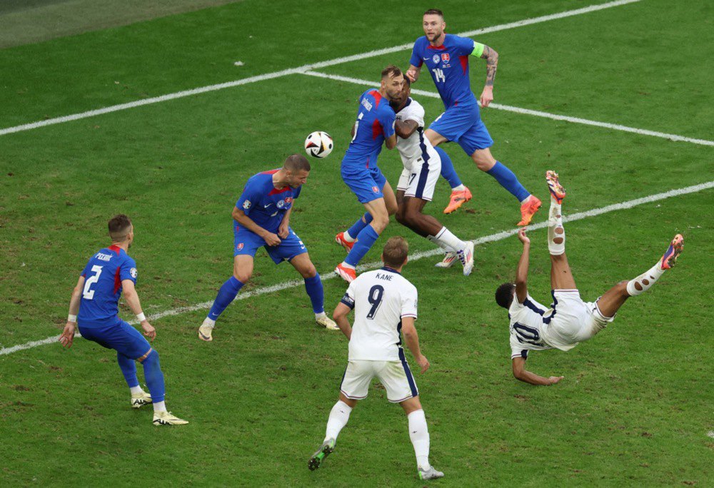 Джуд Беллінгем з Англії (праворуч) забиває під час футбольного матчу 1/8 фіналу Євро-2024 між збірними Англії та Словаччини в Гельзенкірхені, Німеччина.