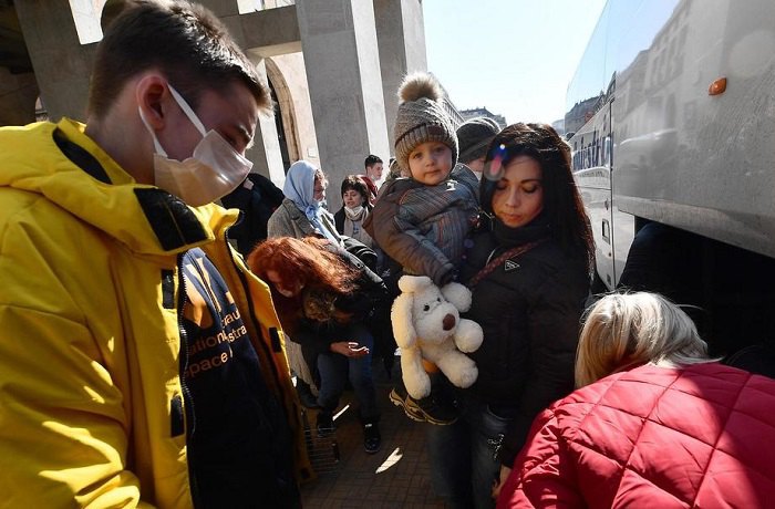 Люди, які врятувалися від війни в Україні, виходять з автобуса в Генуї, Італія, 9 березня 2022 року. До Генуї прибув автобус із 50 українськими жінками та дітьми. Найстаршому громадянину на борту – 81 рік, а наймолодшому – лише п’ять місяців.