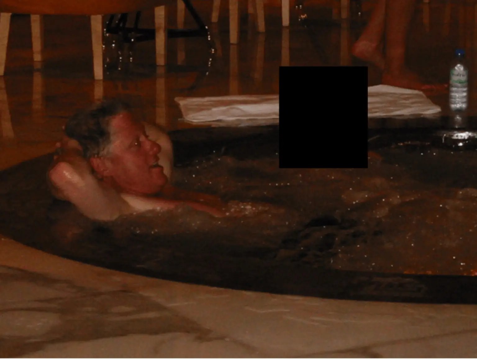 Колишній президент США Білл Клінтон у ванні з жінкою