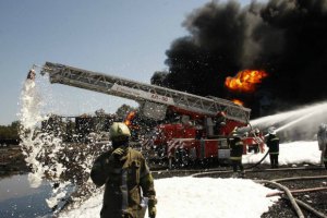 На нефтебазе под Васильковом продолжает гореть один резервуар