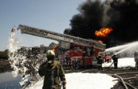 На нефтебазе под Васильковом продолжает гореть один резервуар