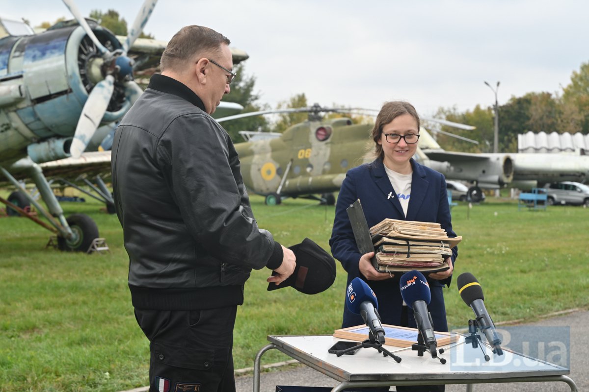 Директорка Державного музею авіації імені Антонова Валерія Лавренко та президент Асоціації розвитку авіації України Олександр
Бадрудінов