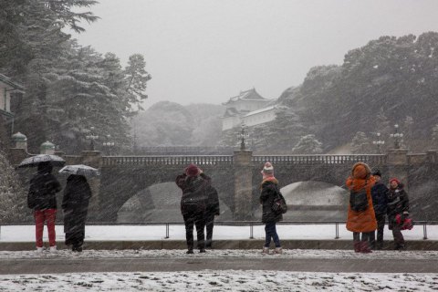 В Японии из-за сильных снегопадов погибли четыре человека, десятки травмированы