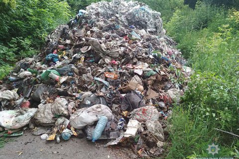 Поліція затримала водія, який вивантажив 12 тонн сміття зі Львова в Чернігівській області