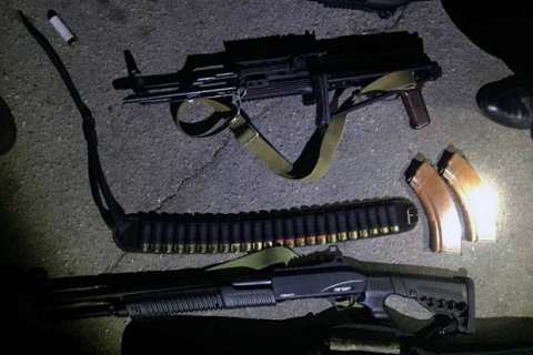 У центрі Кропивницького затримали автомобілі з 13-ма озброєними жителями Київщини