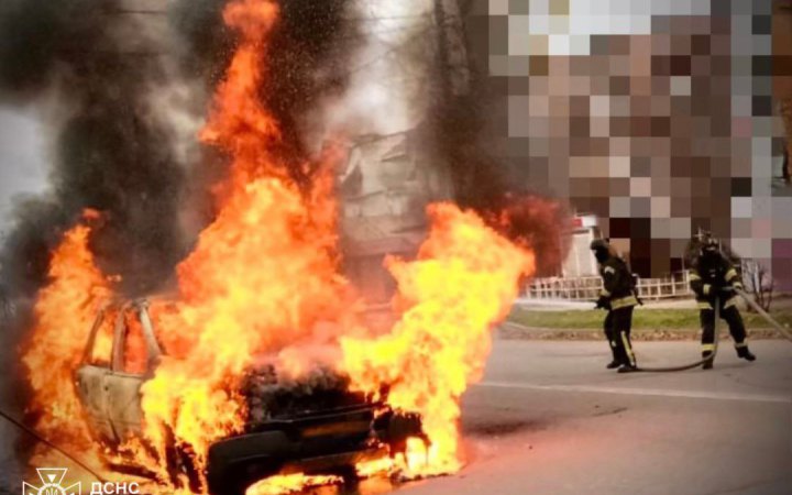 У Херсоні через удари ворожих дронів поранені двоє людей та згорів автомобіль