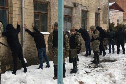 ​Полиция задержала 20 вооруженных мужчин за попытку рейдерского захвата предприятия