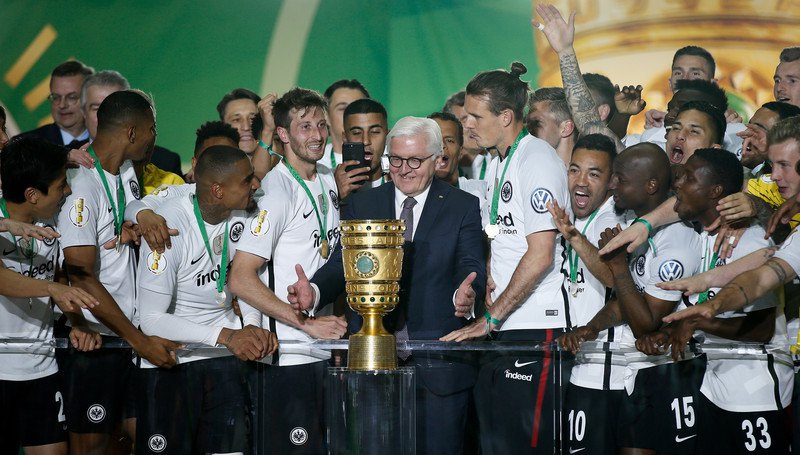 Президент Германии Франк-Вальтер Штайнмайер вручает Кубок &quot;орлам&quot;