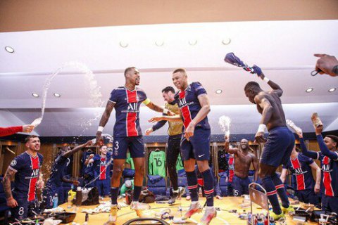 Футболісти ПСЖ улаштували пісні і танці на столі в роздягальні після проходження до півфіналу Ліги чемпіонів