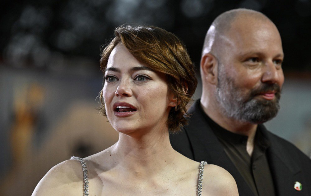 Емма Стоун і Йоргос Лантімос прибувають на прем'єру фільму «Бугонія» під час Венеційського міжнародного кінофестивалю, 28 серпня
2025 року