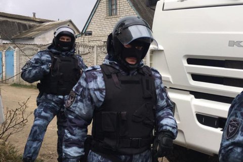Российские силовики провели обыск в доме крымского татарина