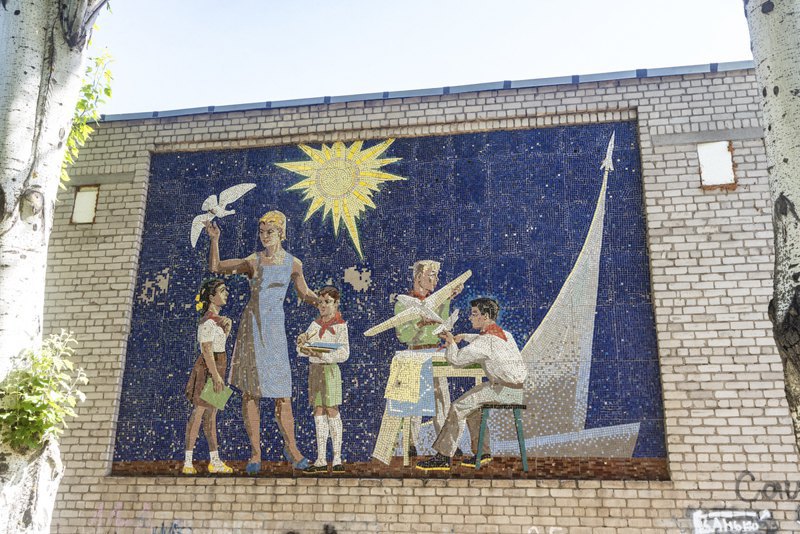 Мозаїчне панно «Вчителька з групою дітей» 1965 р.