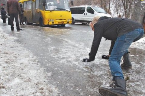 На дорогах Киевщины сегодня “желтый” уровень опасности из-за гололеда