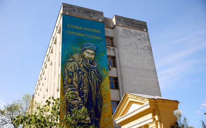 У центрі Києва з’явився мурал на честь Героя України Мацієвського 