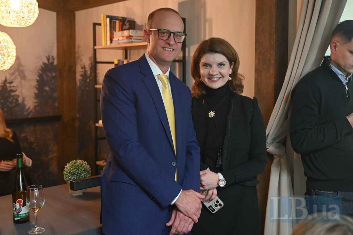 Директор INL Річард Сондерс і заступниця голови НАБУ Поліна Лисенко