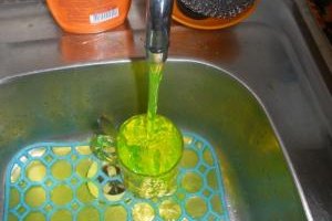 Киевлян просят не пугаться зеленой воды из-под крана