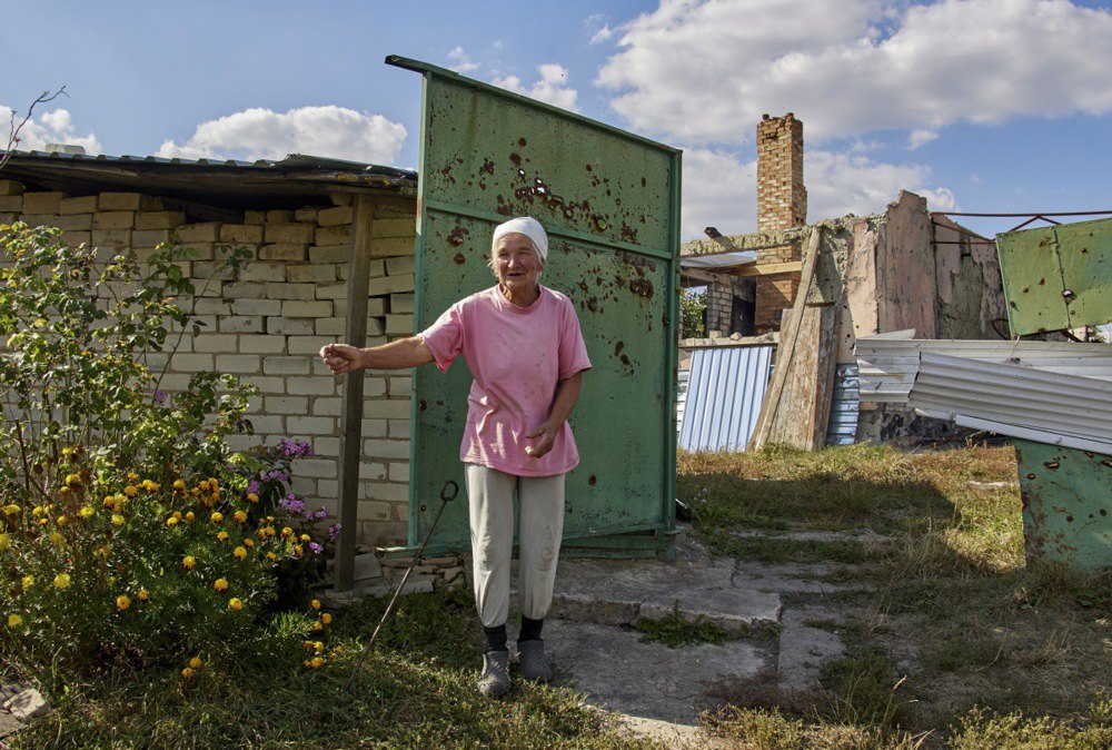 73-річна Віра Чернуха біля свого зруйнованого будинку, в якому вона досі живе, в селі Дементіївка, приблизно вісім кілометрів від кордону з Росією, Харківська область, 18 вересня 2023 року.