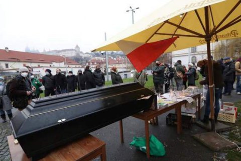 В Чехии протестующие принесли гроб к дому премьера