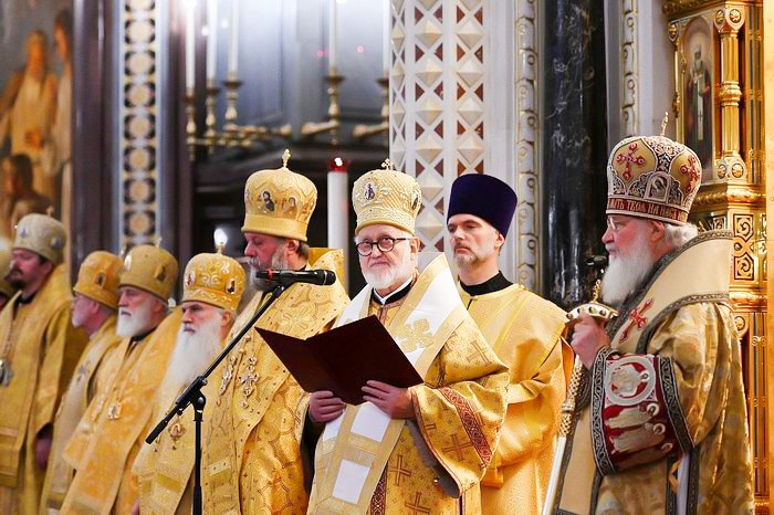 Патріарх Кирил та архієпископ Іоанн Реннето (ліворуч від нього) 