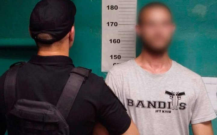 ​Поліцейські затримали 26-річного киянина, який  п'яним катався між вагонами метро