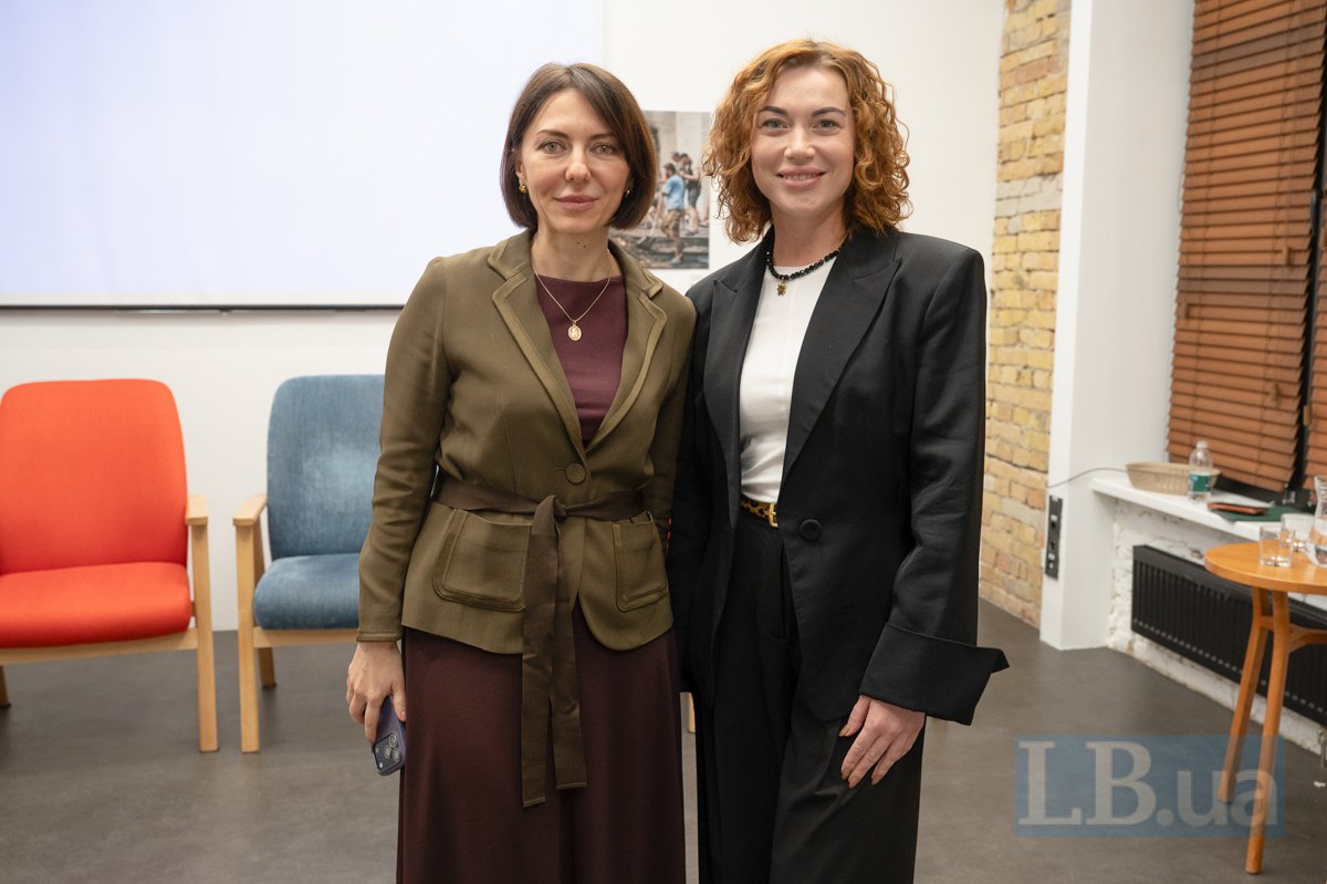 Ліворуч Ганна Маляр
