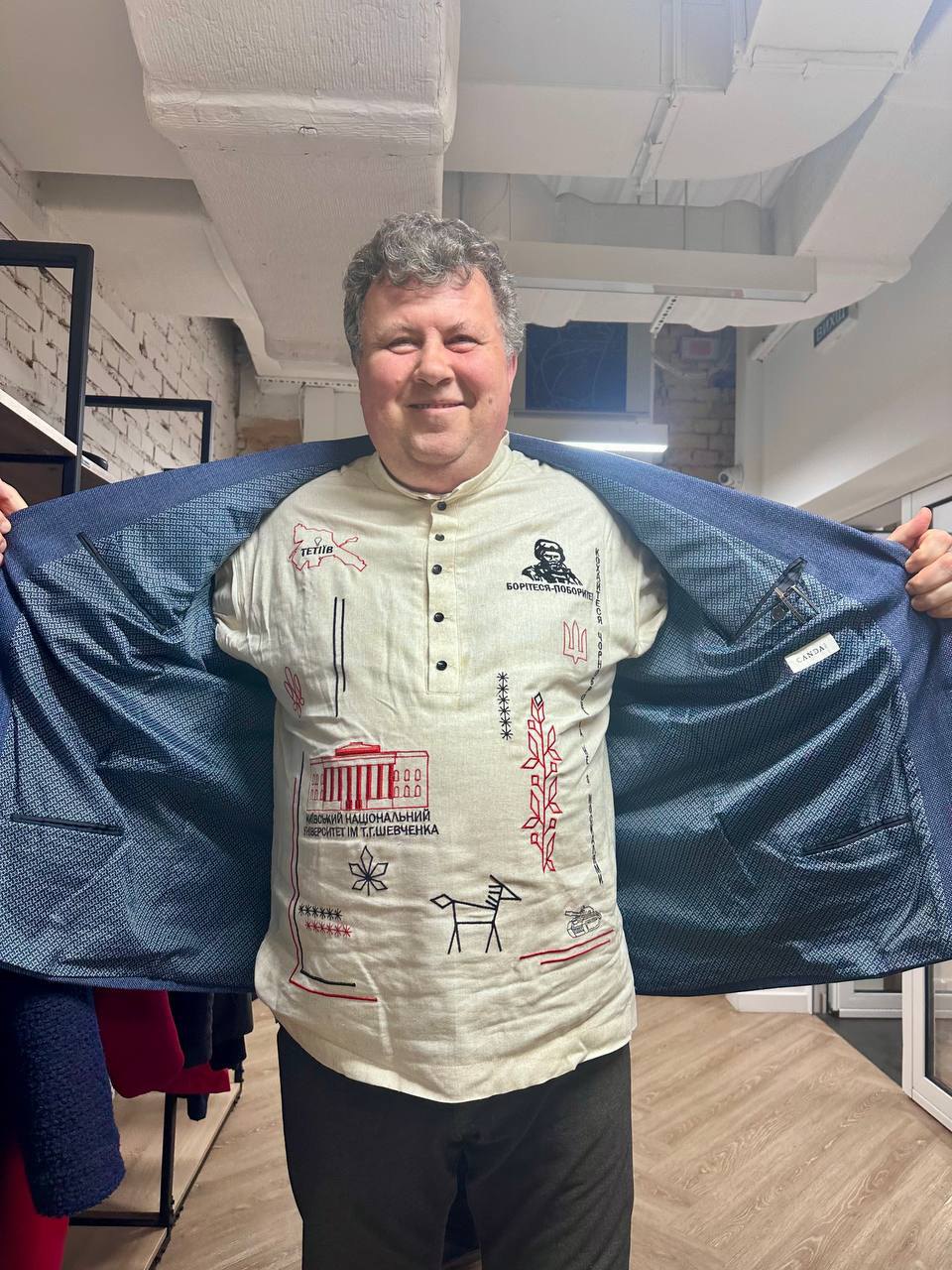 Ректор КНУ ім. Шевченка Володимир Бугров демострує вишиванку