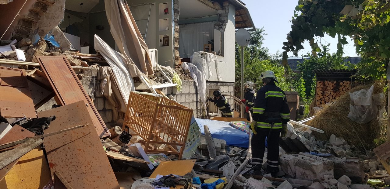 На Закарпатье из-за взрыва газовой установки в автомобиле обрушился дом