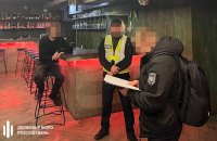 ДБР викрило правоохоронців у Києві, які хотіли перепродати квартиру померлої 