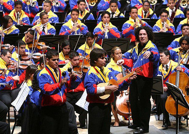 Молодежный симфонический оркестр - результат всеобщего музыкального образования, введенного в Венесуэле.