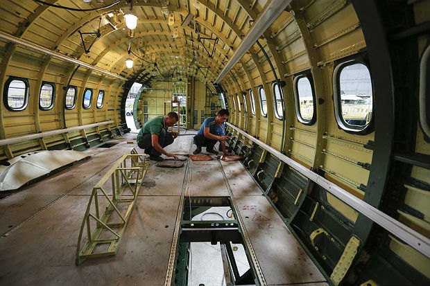 Работа над фюзеляжем нового самолета на авиационном заводе им. Антонова в Киеве, Украина, 14 июля 2015 года.