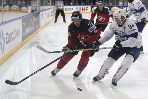 В матче НХЛ хоккеист получил дисциплинарный штраф за бросок шлема в лицо соперника