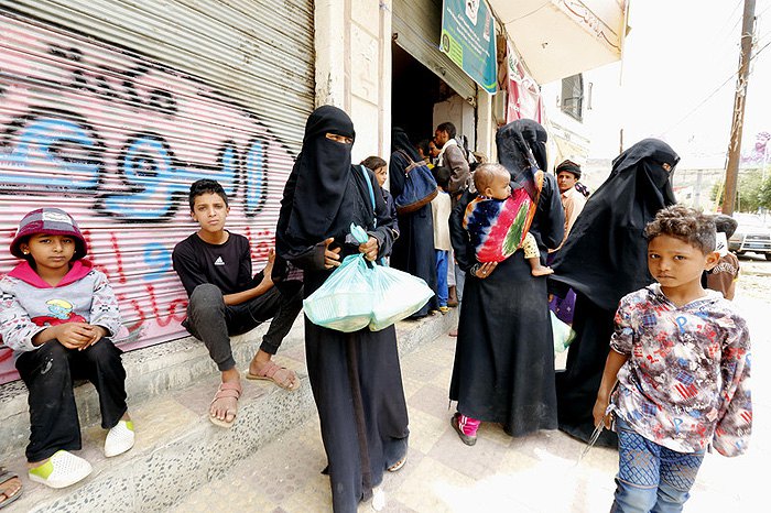 Єменці, які втекли з розгромленого війною міста Ходейда, отримують безкоштовні харчові пайки від благодійного фонду у Сані,
Ємен, 08 липня 2018.