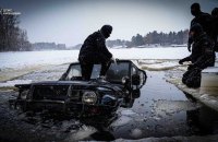 ​На Київському морі автомобіль з двома людьми провалився під лід