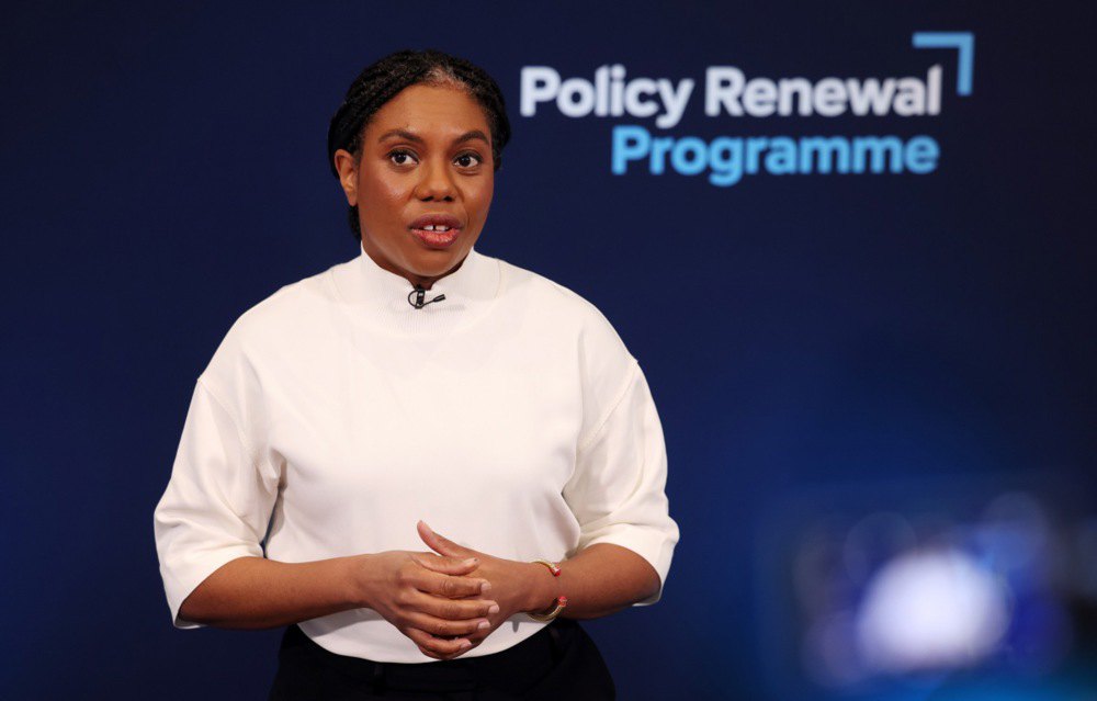  Лідерка Консервативної партії Кемі Баденок під час запуску Програми оновлення політики своєї партії на прес-конференції в
Лондоні, 18 березня 2025 року