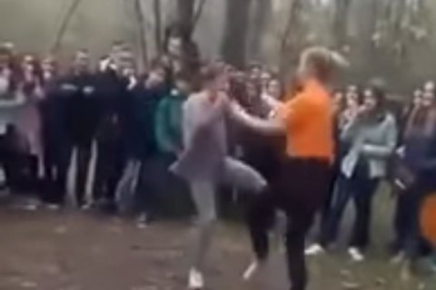 Поліція відкрила справу за фактом жорстокої бійки двох школярок з Каховки