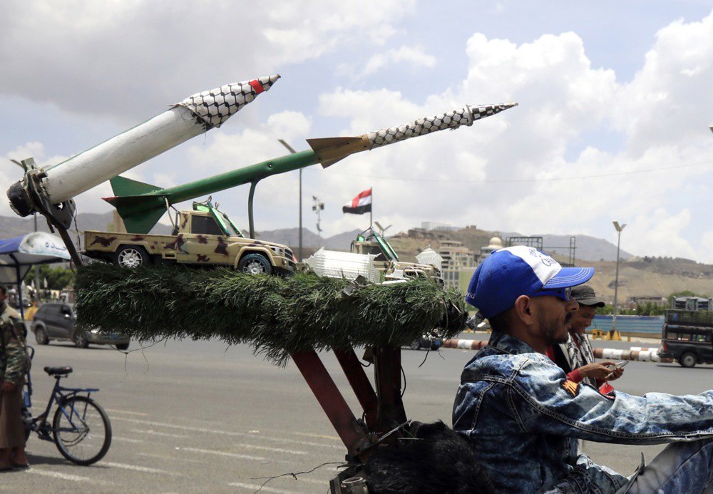 Чоловік їде на мотоциклі з імітацією ракет в Сані, Ємен, 5 травня 2025 року.