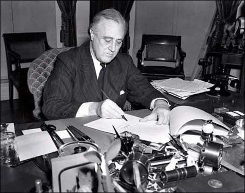 Президент США Франклін Д. Рузвельт підписує закон про ленд-ліз.