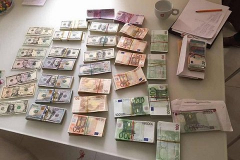 В ходе обысков у руководства Броварской налоговой инспекции изъяли €180 тыс и $100 тыс.