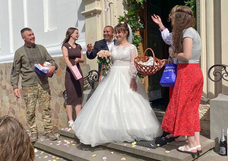 Інколи ретрити для родин захисників закінчуються вінчанням.