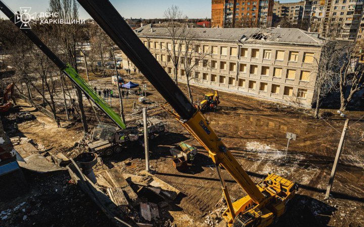 У Харкові тривають роботи на місці удару по багатоповерхівці. Загинуло 10 людей (оновлено)