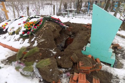 На кладбище в Одесской области вандалы разрыли могилу и устроили посиделки рядом с гробом