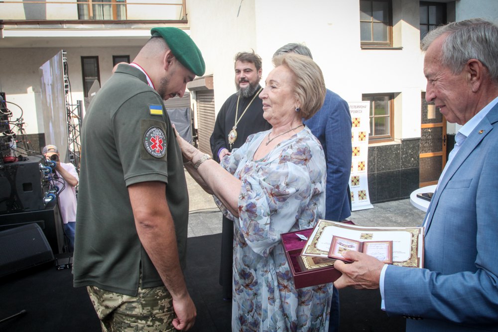 Нагороду вручають Олександру Солобчуку, військовому хірургу з Волині