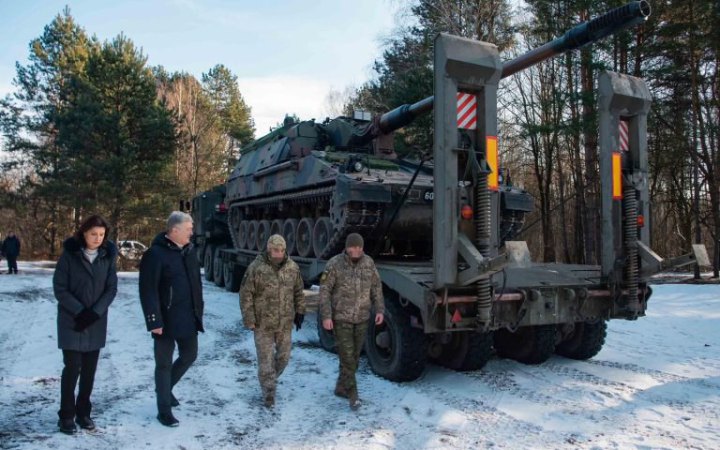 Порошенко передав артилеристам ще один супертягач Oshkosh