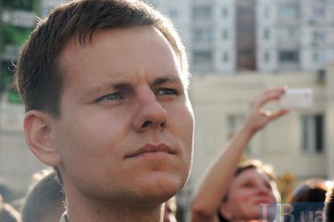 "Свободовец" сломал микрофон бывшему однопартийцу, который ушел к Левченко