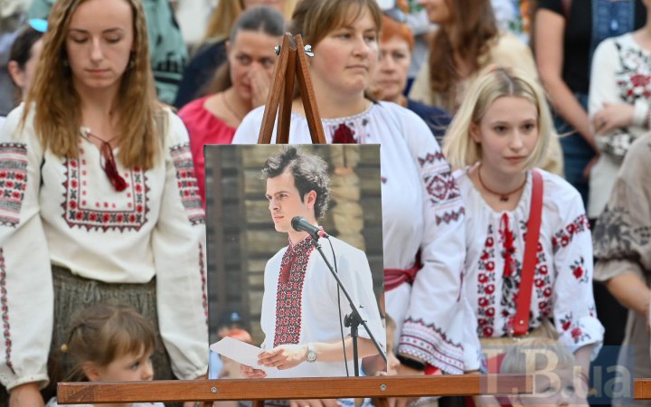 У Києві вшанували засновника "Мегамаршу у вишиванках", полеглого бійця Андрія Бабінського