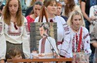 У Києві вшанували засновника "Мегамаршу у вишиванках", полеглого бійця Андрія Бабінського