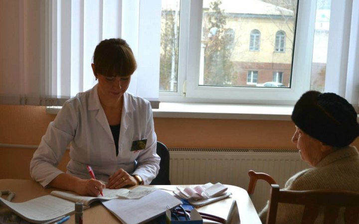 Скільки в Україні сімейних лікарів та які зарплати вони отримують — розповідають у МОЗ 